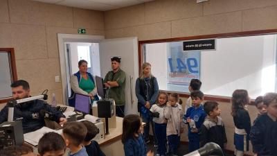 Projeto Como Ã© Grande o Meu Amor Por VocÃª teve alunos do Jardim 2 visitando a Campo Aberto FM